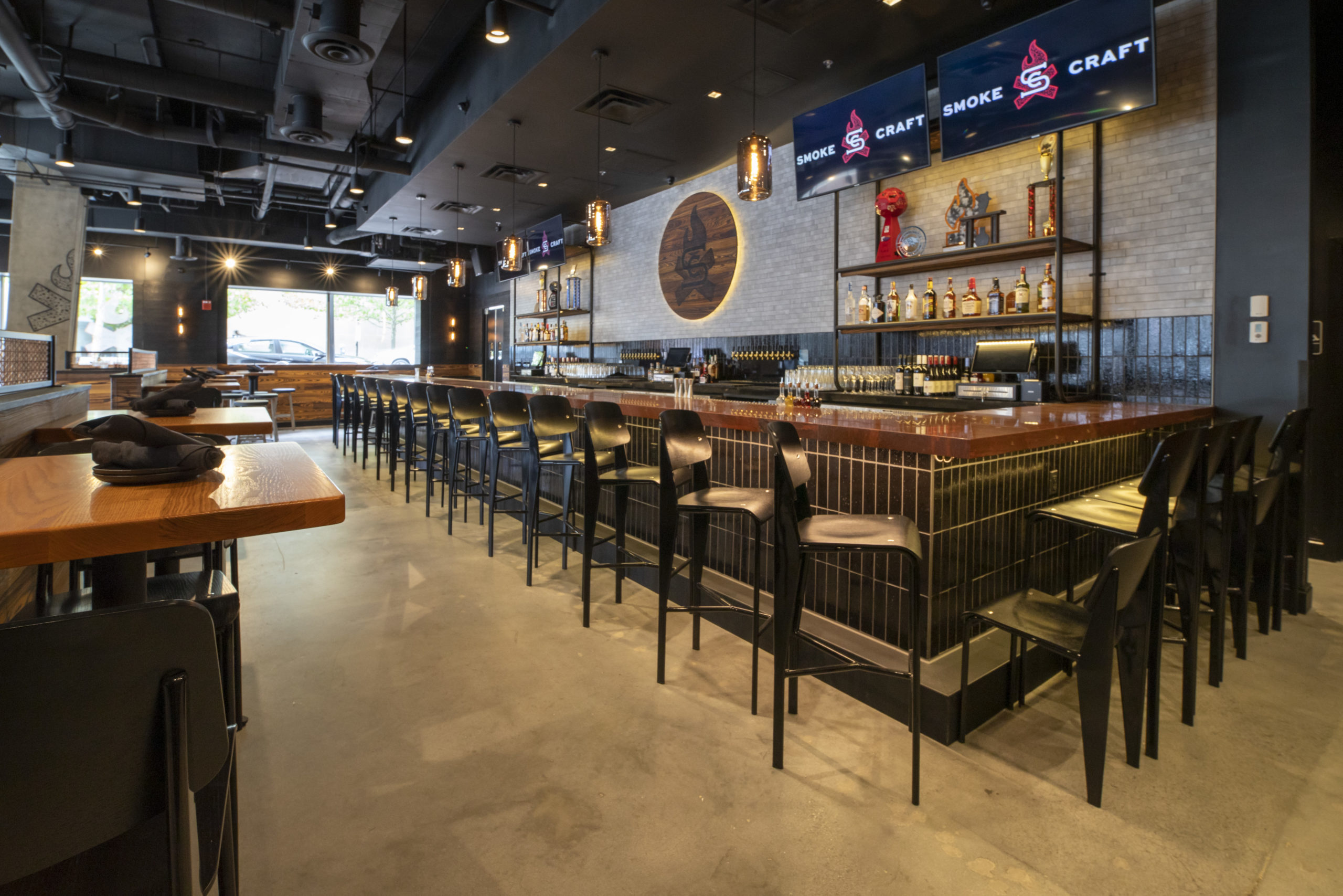 Full bar and seating at Smokecraft Modern Barbecue in Clarendon